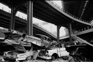 New York, 002-071-25 Carcasse di automobili depositate sotto un ponte di New York New York (Stati Uniti)