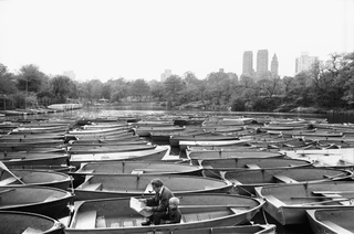 New York, 002-069-19 Papà e figlio su una piccola barca in mezzo ad altre barche Central Park, New York (Stati Uniti)