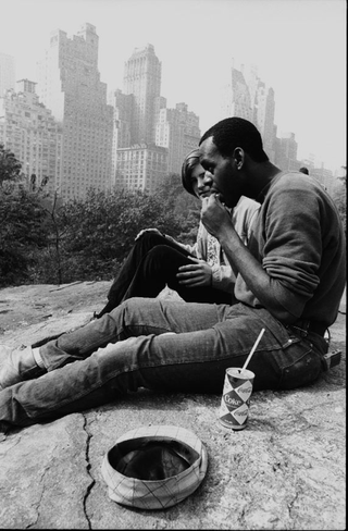 New York, 002-056-17 Due ragazzi fumano marijuana e bevono Coca Cola Central Park, New York (Stati Uniti)