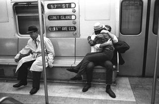 New York, 002-054-09 Uomo e coppia di innamorati in metropolitana New York (Stati Uniti)