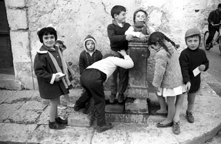 Sicilia, 002-050-35
Bambini bevono e giocano a una fontanella, 1962
Trappeto/Partinico (PA) (Italia)
