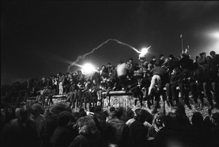 Berlino, 002-092-37 Persone riunite per la festa dell'ultimo dell'anno per la caduta del muro Muro di Berlino, Berlino (Germania)