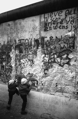 Berlino, 002-093-21 Bambini abbattono il muro Muro di Berlino, Berlino (Germania)