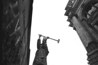 Berlino, 002-089-33 Un uomo impugna un martello contro il muro Muro di Berlino, Berlino (Germania)