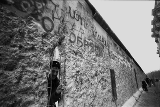 Berlino, 002-087-25 Un VoPo in una breccia nel muro Muro di Berlino, Berlino (Germania)