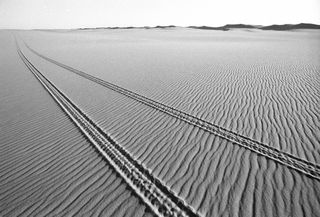 Deserto, 090-170-22
Tracce di auto nel deserto,
(Egitto)