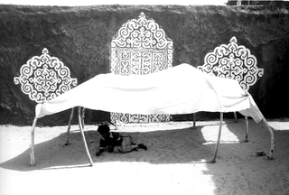 Deserto, 003-138-29
Bambino all'ombra di un telo in un cortile,
Cinguetti (Mauritania)