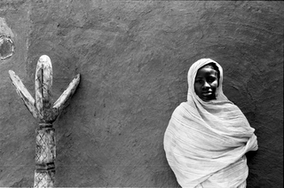 Deserto, 003-134-13
Donna ritratta affianco a un oggetto inciso,
Cinguetti (Mauritania)