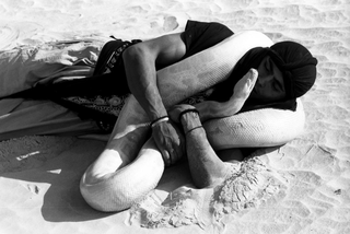 Deserto, 003-129-01
Uomo sdraiato nella sabbia con un serpente intorno,
(Libia)