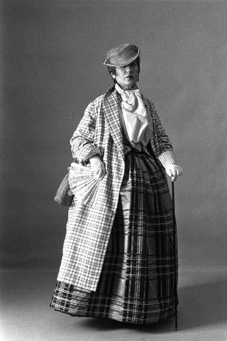 Autori e critici, 074-695-34 La giornalista Anna Piaggi in posa in abiti vintage Studio Carlo Orsi, Milano (Italia)
