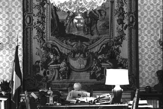 The President, 074-689-27 Sandro Pertini legge il giornale seduto alla sua scrivania, 1982 Palazzo del Quirinale, Roma (Italia)