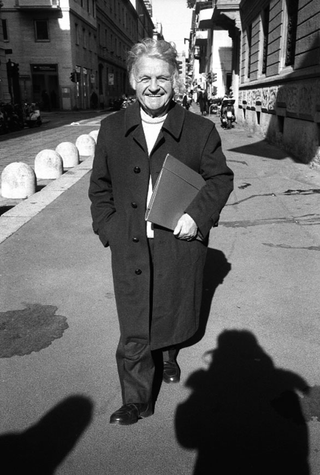 Autori e critici, 072-567-05 Il giornalista Ettore Mo mentre cammina per una via di Milano Milano (Italia)