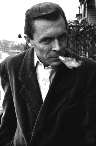 Autori e critici, 068-325-32 Il filosofo e autore Jean Pierre Faye mentre fuma in una strada di Parigi Parigi (Francia)