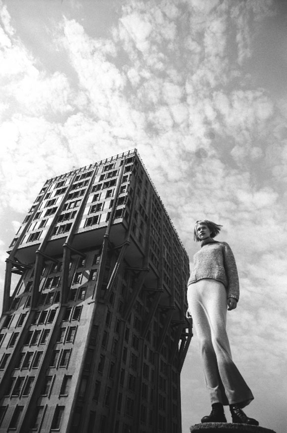 Krizia, 027-102-36
Fotografia pubblicitaria per Krizia, 1999
Torre Velasca, Milano (Italia)