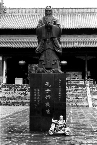 Interplast, 102-045-13
Bambino davanti alla statua di Confucio, 2007
Palazzo Chaotian, Nanjing (Cina)