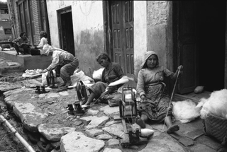 Interplast, 102-028-08
Tessitrici lavorano con filatoi in strada, 2004
Gurkha (Nepal)