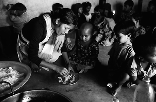 Interplast, 103-037-09
Una ragazza raziona il cibo per i bambini seduti accanto a lei nel rifiugio di Padre Riccardo Tobanelli, 2009
Dacca (Savar) (Bangladesh)