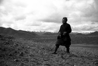 Faithful, 062-059-21 Un uomo ritratto nel deserto Tibetano,  Shigatse (Cina (Tibet))